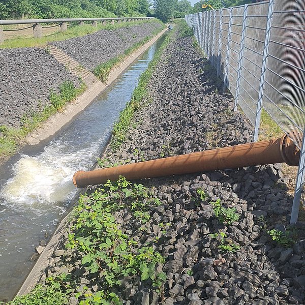 Einleitung des übergepumpten Wassers durch die Vorflutleitung