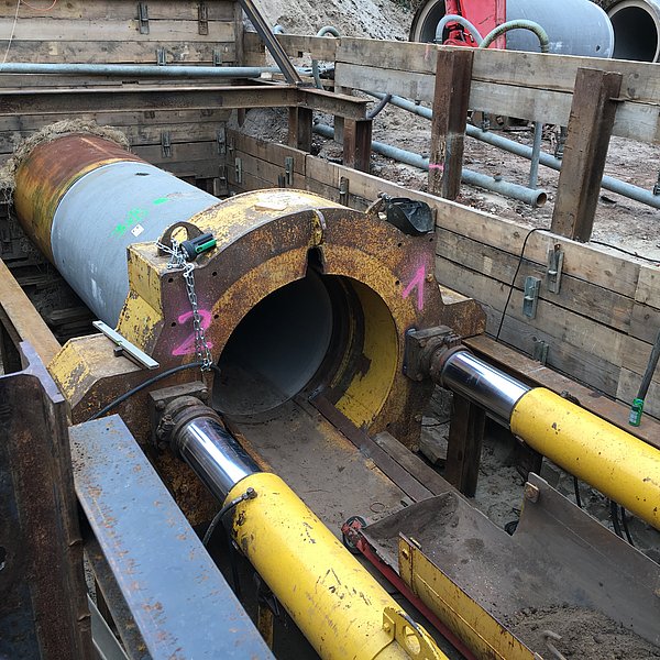 Jacking system pressing a jacking pipe