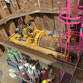 Jacking machine pressing a steel protection pipe
