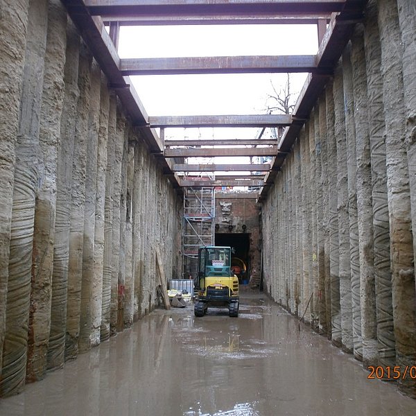 Rohrgraben mit Bohrpfahlwänden