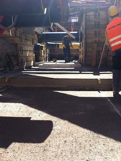 Verbau mit Fernwärmeleitungen 