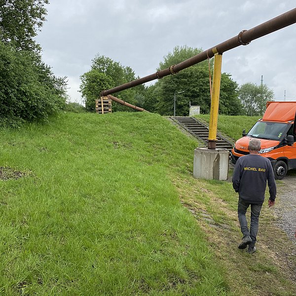Aufgeständerte Vorflutleitung am Hang verlegt