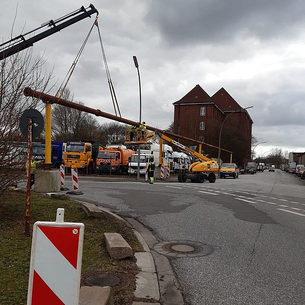 Aufgeständerte Vorflutleitung mit Rohrbrücke beim Aufbau