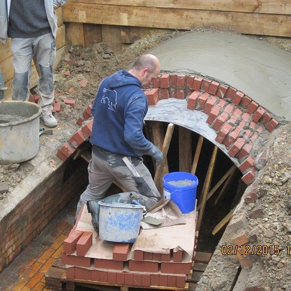 Abgebrochenes Stück Altkanal wird neu gemauert