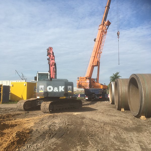 Bagger und Kran auf dem Baufeld