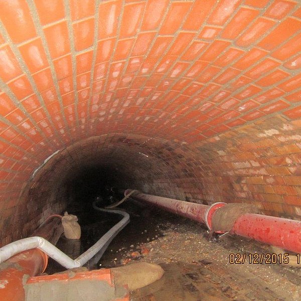 Neu verlegtes duktiles Gussrohr im Altkanal