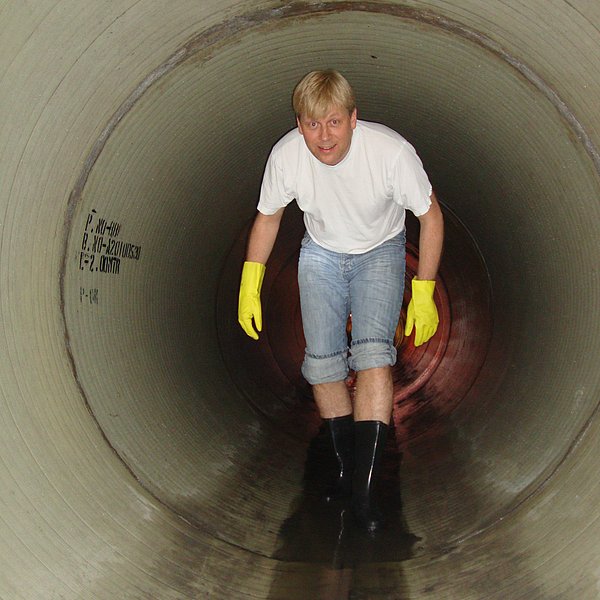 Bauleiter bei der Begehung des fertig sanierten Kanals