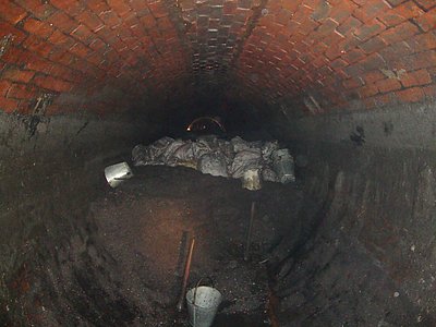 Ablagerungen reduzieren den Rohrdurchmesser  im  alt Kanal 