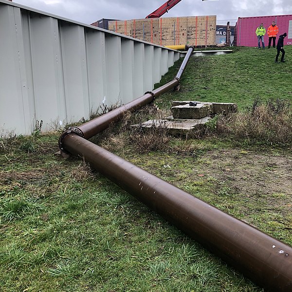 Geflanschte Stahlleitung DN 300 zum Überpumpen von Regenwasser