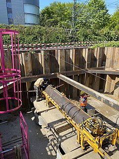 Pressing a steel protection pipe DN 600 under the railway tracks