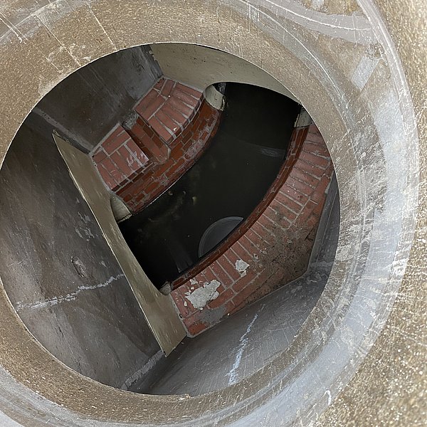 Blick in einen anderen Schacht mit gemauertem Gerinne und Anbindungen