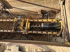 Tunnelling machine with auger pressing a steel protection pipe DN 400
