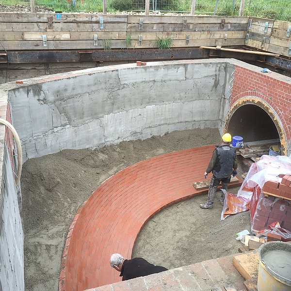 Gemauertes Schachtbauwerk mit gemauertem Gerinne
